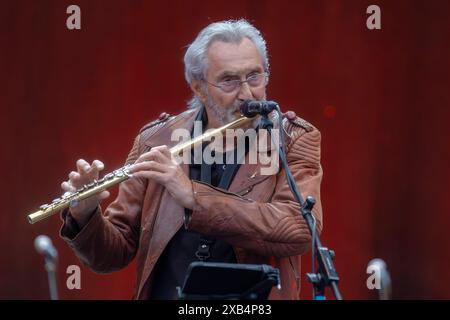 electra-Gründer Bernd Aust Querflöte ist musikalischer Gast bei Thomas Stelzer & Friends SÄSCH - 60 Jahre Das große Jubiläumskonzert zum 60igsten Geburtstag des Dresdner Musikers Thomas Stelzer Open Air in der Freilichtbühne Junge Garde Dresden. *** Il fondatore di electra Bernd Aust flauto è ospite musicale al Thomas Stelzer Friends SÄSCH 60 anni il grande concerto anniversario per il 60 compleanno del musicista di Dresda Thomas Stelzer Open Air sul palco all'aperto Junge Garde Dresden Foto Stock