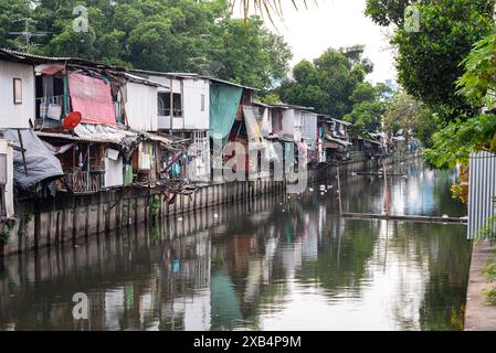 Bangkok, Thailandia - 28 marzo 2024: Baraccopoli lungo Khlong Toei (canale). Foto Stock