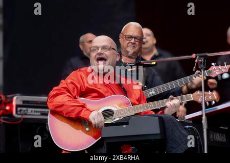 Thomas Stelzer & Friends SÄSCH - 60 Jahre Das große Jubiläumskonzert zum 60igsten Geburtstag des Dresdner Musikers Thomas Stelzer Open Air in der Freilichtbühne Junge Garde Dresden. *** Thomas Stelzer amici di 60 anni il grande concerto di anniversario per il SÄSCH 60 compleanno del musicista di Dresda Thomas Stelzer Open Air al palco all'aperto Junge Garde Dresden Foto Stock