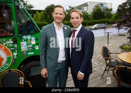 Berlino, Germania. 10 giugno 2024. Hendrik Streeck (l) e il marito Paul Zubeil partecipano alla cerimonia di premiazione del Politikaward. I premi PolitikAwards sono stati conferiti dalla rivista "Politik und Kommunikation" e dalla Quadriga University dal 2003. Credito: Joerg Carstensen/dpa/Alamy Live News Foto Stock