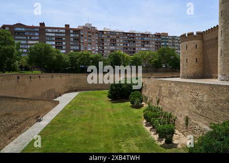 Giardino all'aperto del Palazzo Aljaferia a Saragozza, Aragona, Spagna, 06-06-2024 Foto Stock