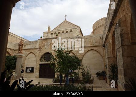 Chiesa cattolica francescana di Santa Caterina o messa di mezzanotte adiacente alla Chiesa della Natività e scultura di San Girolamo a Betlemme Foto Stock