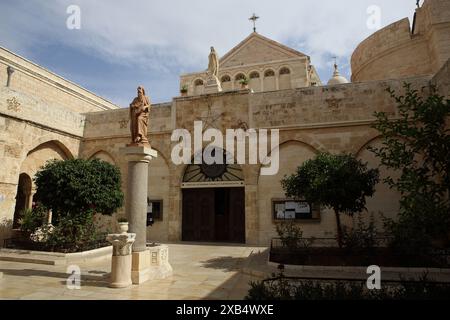 Chiesa cattolica francescana di Santa Caterina o Chiesa della messa di mezzanotte e scultura di San Girolamo a Betlemme Foto Stock