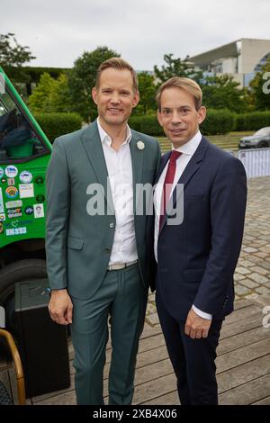 Berlino, Germania. 10 giugno 2024. Hendrik Streeck (l) e il marito Paul Zubeil partecipano alla cerimonia di premiazione del Politikaward. I premi PolitikAwards sono stati conferiti dalla rivista "Politik und Kommunikation" e dalla Quadriga University dal 2003. Credito: Joerg Carstensen/dpa/Alamy Live News Foto Stock