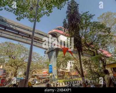 02 25 2024 alti edifici a più piani dietro i binari monorotaia alti 30 metri Loar Parel, Mumbai, India Asia. Foto Stock