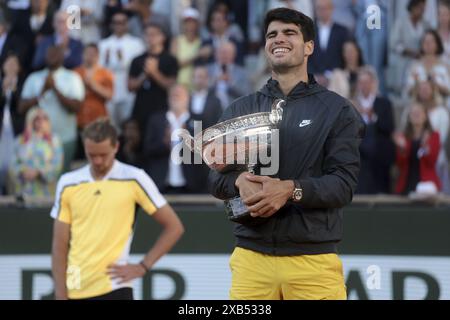 Vincitore Carlos Alcaraz di Spagna durante la cerimonia del podio della finale maschile il giorno 15 del torneo di tennis Roland-Garros 2024 del 2024, il 9 giugno 2024 allo stadio Roland-Garros di Parigi Foto Stock