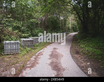 viene costruito un nuovo percorso con pietre per pavimentazione Foto Stock