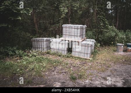 viene costruito un nuovo percorso con pietre per pavimentazione Foto Stock