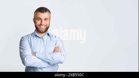 Uomo in camicia blu in posa per foto, spazio copia Foto Stock