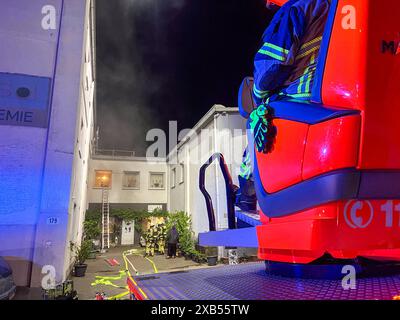 Dramatischer Gebäudebrand a Solingen - Feuerwehr rettete eine Vielzahl von Menschen aus Brandhaus in der Nacht auf Sonntag 09.06.2024 kam es zu einem Brand in einem Wohnkomplex an der Wittkuller Straße a Solingen-Wald. Bereits vor dem Eintreffen der Feuerwehr erreichten zahlreiche Notrufe von Bewohnern und Zeugen die Leitstelle. VOR Ort fanden die Kräfte dann eine massive Rauchentwicklung aus allen Etagen des Gebäudes vor, an verschiedenen Fenstern riefen Menschen um Hilfe und standen teilweise bereits auf der Fensterbank. über zwei Drehleitern retteten die Einsatzkräfte die Bewohner, deren Foto Stock