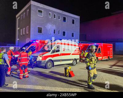 Dramatischer Gebäudebrand a Solingen - Feuerwehr rettete eine Vielzahl von Menschen aus Brandhaus in der Nacht auf Sonntag 09.06.2024 kam es zu einem Brand in einem Wohnkomplex an der Wittkuller Straße a Solingen-Wald. Bereits vor dem Eintreffen der Feuerwehr erreichten zahlreiche Notrufe von Bewohnern und Zeugen die Leitstelle. VOR Ort fanden die Kräfte dann eine massive Rauchentwicklung aus allen Etagen des Gebäudes vor, an verschiedenen Fenstern riefen Menschen um Hilfe und standen teilweise bereits auf der Fensterbank. über zwei Drehleitern retteten die Einsatzkräfte die Bewohner, deren Foto Stock