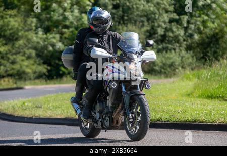 Stony Stratford, Regno Unito - 2 giugno 2024: Moto Honda CB 2014 su una strada di campagna britannica Foto Stock