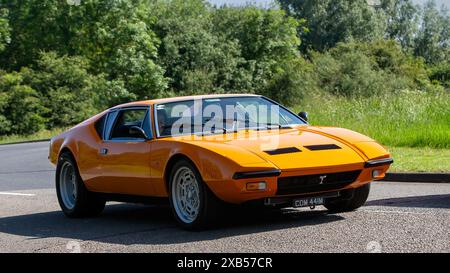 Stony Stratford, Regno Unito - 2 giugno 2024: 1974 De Tomaso Pantera auto d'epoca che guida su una strada di campagna britannica Foto Stock