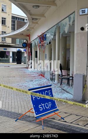 Barclays Bank tutte le finestre si sono frantumate e la vernice rossa è stata spruzzata sull'edificio, Central Bristol, centro commerciale Broadmead, 10 giugno 1024, Foto Stock