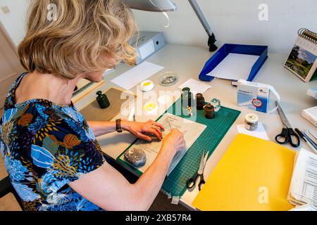 Ricostruendo gli archivi della Stasi circa 30 anni dopo la caduta del muro di Berlino, le autorità federali stanno ancora ricostruendo gli archivi danneggiati dell'ex servizio di intelligence della Stasi, allora parte della MFS. Berlino, Germania. MRYES Berlin Das Stasi Archiv Berlino Germania Copyright: XGuidoxKoppesxPhotox Foto Stock