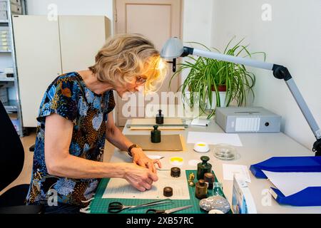 Ricostruendo gli archivi della Stasi circa 30 anni dopo la caduta del muro di Berlino, le autorità federali stanno ancora ricostruendo gli archivi danneggiati dell'ex servizio di intelligence della Stasi, allora parte della MFS. Berlino, Germania. MRYES Berlin Das Stasi Archiv Berlino Germania Copyright: XGuidoxKoppesxPhotox Foto Stock