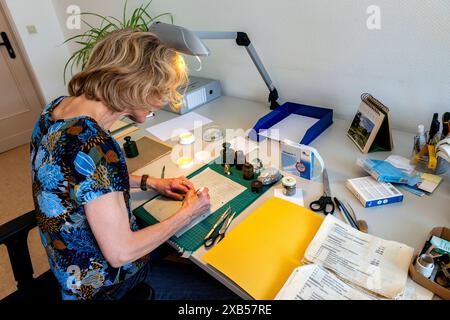 Ricostruendo gli archivi della Stasi circa 30 anni dopo la caduta del muro di Berlino, le autorità federali stanno ancora ricostruendo gli archivi danneggiati dell'ex servizio di intelligence della Stasi, allora parte della MFS. Berlino, Germania. MRYES Berlin Das Stasi Archiv Berlino Germania Copyright: XGuidoxKoppesxPhotox Foto Stock