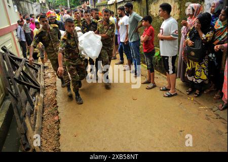 L'esercito del Bangladesh esegue cadaveri di tre membri della stessa famiglia che sono stati sepolti dalla frana. Tre persone muoiono dopo la frana a causa delle continue piogge nella zona residenziale di Chamelibagh a Majortila nel Ward No. 35 della società cittadina di Sylhet. Il 10 giugno 2024 a Sylhet, Bangladesh (Credit Image: © MD Rafayat Haque Khan/eyepix via ZUMA Press Wire) SOLO USO EDITORIALE! Non per USO commerciale! Foto Stock