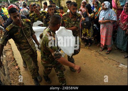 L'esercito del Bangladesh esegue cadaveri di tre membri della stessa famiglia che sono stati sepolti dalla frana. Tre persone muoiono dopo la frana a causa delle continue piogge nella zona residenziale di Chamelibagh a Majortila nel Ward No. 35 della società cittadina di Sylhet. Il 10 giugno 2024 a Sylhet, Bangladesh (Credit Image: © MD Rafayat Haque Khan/eyepix via ZUMA Press Wire) SOLO USO EDITORIALE! Non per USO commerciale! Foto Stock