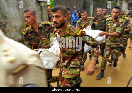 L'esercito del Bangladesh esegue cadaveri di tre membri della stessa famiglia che sono stati sepolti dalla frana. Tre persone muoiono dopo la frana a causa delle continue piogge nella zona residenziale di Chamelibagh a Majortila nel Ward No. 35 della società cittadina di Sylhet. Il 10 giugno 2024 a Sylhet, Bangladesh (Credit Image: © MD Rafayat Haque Khan/eyepix via ZUMA Press Wire) SOLO USO EDITORIALE! Non per USO commerciale! Foto Stock