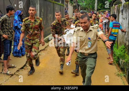 L'esercito del Bangladesh esegue cadaveri di tre membri della stessa famiglia che sono stati sepolti dalla frana. Tre persone muoiono dopo la frana a causa delle continue piogge nella zona residenziale di Chamelibagh a Majortila nel Ward No. 35 della società cittadina di Sylhet. Il 10 giugno 2024 a Sylhet, Bangladesh (Credit Image: © MD Rafayat Haque Khan/eyepix via ZUMA Press Wire) SOLO USO EDITORIALE! Non per USO commerciale! Foto Stock