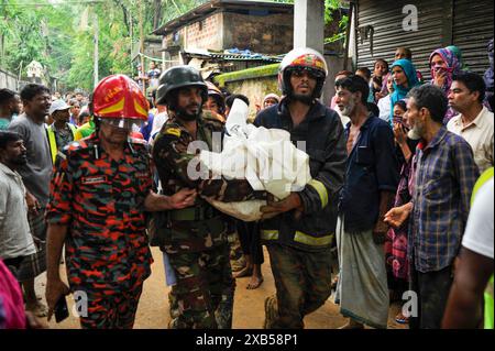 L'esercito del Bangladesh esegue cadaveri di tre membri della stessa famiglia che sono stati sepolti dalla frana. Tre persone muoiono dopo la frana a causa delle continue piogge nella zona residenziale di Chamelibagh a Majortila nel Ward No. 35 della società cittadina di Sylhet. Il 10 giugno 2024 a Sylhet, Bangladesh (Credit Image: © MD Rafayat Haque Khan/eyepix via ZUMA Press Wire) SOLO USO EDITORIALE! Non per USO commerciale! Foto Stock