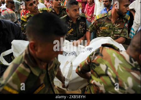 L'esercito del Bangladesh esegue cadaveri di tre membri della stessa famiglia che sono stati sepolti dalla frana. Tre persone muoiono dopo la frana a causa delle continue piogge nella zona residenziale di Chamelibagh a Majortila nel Ward No. 35 della società cittadina di Sylhet. Il 10 giugno 2024 a Sylhet, Bangladesh (Credit Image: © MD Rafayat Haque Khan/eyepix via ZUMA Press Wire) SOLO USO EDITORIALE! Non per USO commerciale! Foto Stock