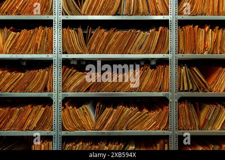 Archivi della Stasi: Enorme spazio di immagazzinamento la BStU è responsabile della conservazione degli archivi dell'ex MFS / Stasi Intelligence Service. In camere enormi vengono gestiti circa 111 chilometri di cartelle e documenti. Berlino, Germania. Berlin Stasi Archives / Stasi Museum Berlin Germany Copyright: XGuidoxKoppesxPhotox Foto Stock