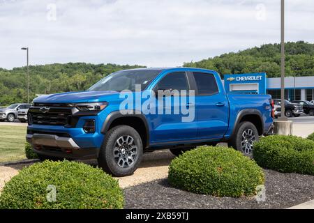 West Harrison - 9 giugno 2024: Display Crew Cab Chevrolet Colorado 4WD Z71. Chevy offre il Colorado con un motore TurboMax a elevata potenza 2,7L. IL MIO: 2024 Foto Stock