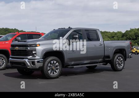 West Harrison - 9 giugno 2024: Display Chevrolet Silverado 3500HD SRW Crew Cab. Chevy offre la Silverado 3500 con motore Turbo Diesel da 6,6 litri. IL MIO: 202 Foto Stock