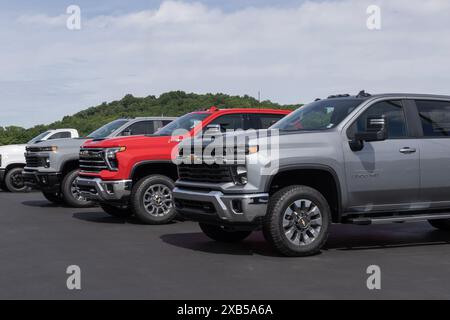 West Harrison - 9 giugno 2024: Display Chevrolet 3500HD presso una concessionaria. Chevy offre il modello 3500 nei modelli WT, LT, LTZ e High Country. Foto Stock