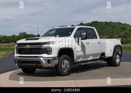 West Harrison - 9 giugno 2024: Display Chevrolet Silverado 3500HD DRW Crew Cab. Chevy offre la Silverado 3500 con motore Turbo Diesel da 6,6 litri. IL MIO: 202 Foto Stock