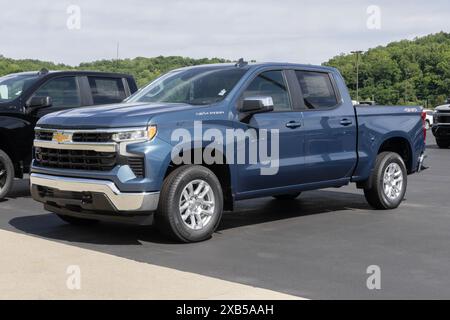 West Harrison - 9 giugno 2024: Chevrolet Silverado 1500 Crew LT 4WD display. Chevy offre la Silverado 1500 con un motore turbocompresso 2.7L. IL MIO: 2024 Foto Stock