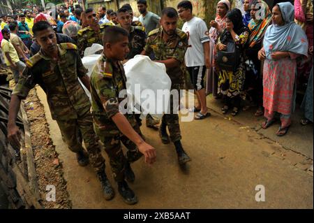 Sylhet, Bangladesh. 10 giugno 2024. L'esercito del Bangladesh esegue cadaveri di tre membri della stessa famiglia che sono stati sepolti dalla frana. Tre persone muoiono dopo la frana a causa delle continue piogge nella zona residenziale di Chamelibagh a Majortila nel Ward No. 35 della società cittadina di Sylhet. Il 10 giugno 2024 a Sylhet, Bangladesh (foto di Rafayat Haque Khan/ Eyepix Group/Sipa USA) credito: SIPA USA/Alamy Live News Foto Stock