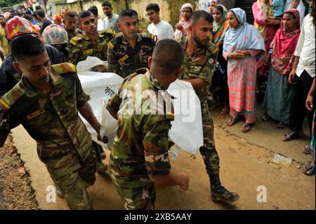 Sylhet, Bangladesh. 10 giugno 2024. L'esercito del Bangladesh esegue cadaveri di tre membri della stessa famiglia che sono stati sepolti dalla frana. Tre persone muoiono dopo la frana a causa delle continue piogge nella zona residenziale di Chamelibagh a Majortila nel Ward No. 35 della società cittadina di Sylhet. Il 10 giugno 2024 a Sylhet, Bangladesh (foto di Rafayat Haque Khan/ Eyepix Group/Sipa USA) credito: SIPA USA/Alamy Live News Foto Stock