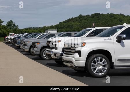 West Harrison - 9 giugno 2024: Esposizione Chevrolet Silverado 1500 presso una concessionaria. Chevy offre Silverado 1500 nei modelli WT, Trail Boss, LT e RST. Foto Stock