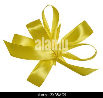 Nastro in seta giallo annodato in un fiocco su sfondo isolato, decora per un regalo Foto Stock