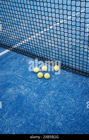 vista di tre palle vicino alla rete su un campo da paddle tennis Foto Stock