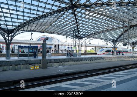 Colonia, Germania - 22 maggio 2024: Veduta di un treno ICE che arriva alla stazione centrale di Colonia Germania Foto Stock