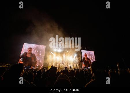 Feuerwerk während des Auftritts der australischen Metalcore-Band Parkway Drive im Rahmen des Festivals Rock am Ring 2024 am Nürburgring. Nürburg Nürburgring Rheinland-Pfalz Deutschland *** fuochi d'artificio durante l'esibizione della band metalcore australiana Parkway Drive come parte del Rock am Ring 2024 festival al Nürburgring Nürburg Nürburgring Renania-Palatinato Germania Foto Stock