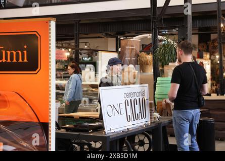 Interno del mercato artigianale Agenskalns recentemente rinnovato, a riga, capitale della Lettonia, nei Balcani, in Europa Foto Stock