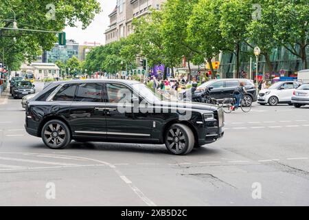 Berlino,10.06.2024,Rolls-Royce Cullinan Hubraum / motore 6749 cmÂ³ / 12-Zylinder Leistung420 kW / 571 PS bei 5000 U/min Höchstgeschwindigkeit250 km/h Verbrauch15,0 l/100 km gesehen auf der Tauentzienstraße *** Berlin,10 06 2024,motore cilindrata Rolls Royce Cullinan 6749 cm³ 12 cilindri potenza 420 kW 571 cv a 5000 giri/min velocità massima 250 km h consumo 15,0 l 100 km visto su Tauentzienstraße Foto Stock