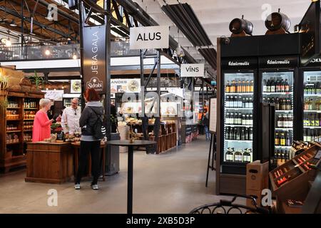 Interno del mercato artigianale Agenskalns recentemente rinnovato, a riga, capitale della Lettonia, nei Balcani, in Europa Foto Stock