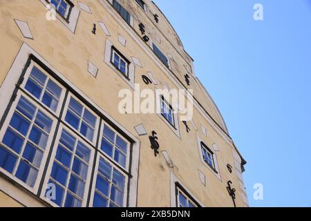 I tre Fratelli, un gruppo di edifici residenziali storici. Ogni edificio è stato costruito in un secolo diverso, il "fratello maggiore" nel 1490, a riga, Foto Stock