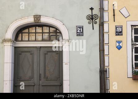 I tre Fratelli, un gruppo di edifici residenziali storici. Ogni edificio è stato costruito in un secolo diverso, il "fratello maggiore" nel 1490, a riga, Foto Stock