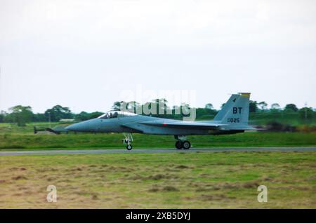 Caccia caccia F-15 Eagle dell'aeronautica militare statunitense al RAF Wethersfield Airshow nel giugno 1988. La RAF Wethersfield fu aperta nel 1944 e durante la seconda guerra mondiale fu utilizzata dalla Royal Air Force e dalle United States Army Air Forces. Fu chiusa nel 1946 e riaperta nel 1951 a seguito della Guerra fredda. Utilizzato fino al 1970 come campo di aviazione da caccia della United States Air Force, fu tenuto come aeroporto di riserva fino al 1993, quando passò sotto il controllo della polizia del Ministero della difesa. Gli spettacoli aerei si tennero presso la base aerea fino alla fine degli anni '1980 Foto Stock