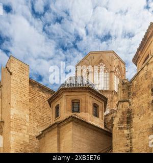 VALENCIA, SPAGNA - 2 maggio 2024: Architettura del centro città: Plaza de la Reina (Piazza della Regina) nella città vecchia. Campanile Micalet e ingresso al Cat Foto Stock