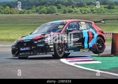 Chris Smiley, Cupra Leon, Restart Racing, su tre ruote alla chicane, BTCC, British Touring Car Championship, round dieci, undici e dodici Foto Stock