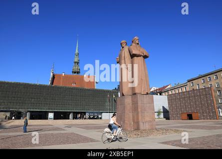 Statua in onore dei Red Latvian Riflemen al di fuori dell'occupazione sovietica del Museo della Lettonia, fondata nel 1993, a riga, la capitale. Foto Stock