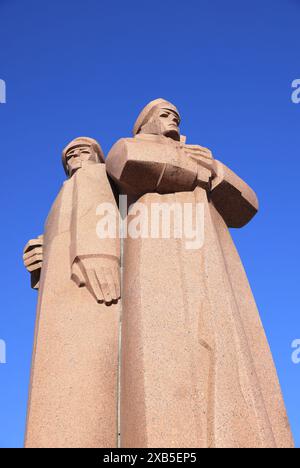 Statua in onore dei Red Latvian Riflemen al di fuori dell'occupazione sovietica del Museo della Lettonia, fondata nel 1993, a riga, la capitale. Foto Stock